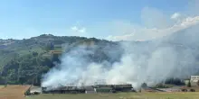 Incendio alla Lazzaroni: focolai ancora attivi, divieti del sindaco