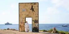 Il Papa a Lampedusa, in preghiera sulle tombe dei migranti, poi attraversa la porta d'Europa