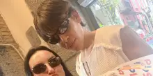 Arisa balla in pizzeria a Napoli sulle note di 'La Costiera Amalfitana'