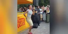 Milano, Serena Brancale dona un mini-live all'aperto