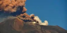 Emissione di cenere e nube eruttiva sull'Etna, restrizioni allo spazio aereo