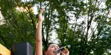 Serena Brancale canta a sorpresa a Milano, piazza gremita per applaudirla