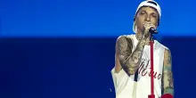 La bio di Ultimo in libreria, dai primi concerti nei locali romani al live dei record