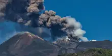 Emissione di cenere e nube eruttiva sull'Etna, interrotti i voli in arrivo
