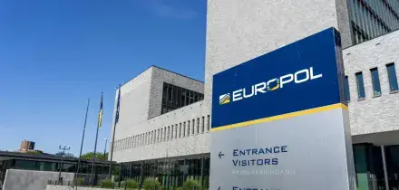 Drogate e violentate dai compagni, la rete online sgominata da Europol