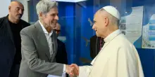 Il Papa a Lampedusa incontra chi ha aiutato l'isola, anche il cantante Claudio Baglioni