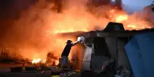 Esplosioni a Kiev, colpito un edificio 'persone intrappolate'