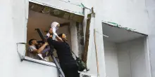 Missili su Kiev, colpito un edificio residenziale: il bilancio sale a 11 morti. 'Crimine di guerra'