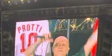 L'omaggio di Max Pezzali a Igor Protti nello stadio San Nicola
