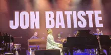 La musica di Jon Batiste fa divertire ed emozionare il popolo di Umbria jazz