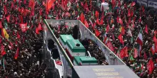 A Teheran iniziata la cerimonia funebre per Ali Khamenei, nella folla si urla: 'Vendetta'