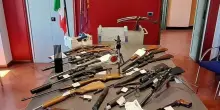 Un arsenale di armi e munizioni in casa, un uomo arrestato nel Torinese