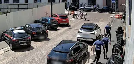 Milano, coppia di turisti rapinata davanti alla caserma dei carabinieri