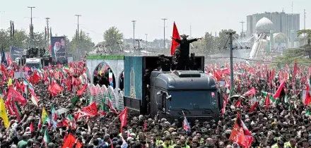 A Teheran iniziata la cerimonia funebre per Ali Khamenei, nella folla si urla: 'Vendetta'