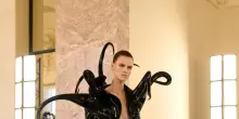Sfila a Parigi la donna-piovra di Schiaparelli