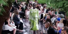 Jonathan Anderson gioca con le pieghe per l'alta moda di Dior / GUARDA LA SFILATA