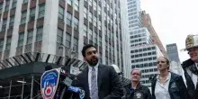 A Manhattan si teme il crollo parziale di un grattacielo, area transennata e traffico in tilt