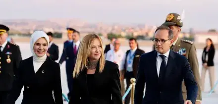 Meloni al tavolo con Trump ed Erdogan alla cena dei leader Nato. Tajani vede Rubio  - LIVEBLOG