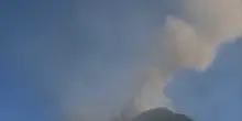 Etna: continua emissione cenere, blocco voli a Catania fino alle ore 14
