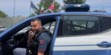 Bagnino in difficolt&agrave; durante soccorso, poliziotto mette in salvo 3 persone