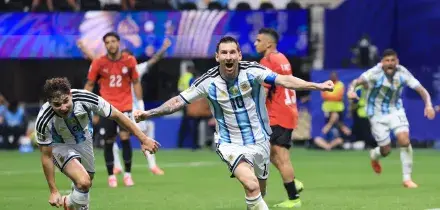 L'Argentina trema con l'Egitto ma rimonta con Messi e vola ai quarti