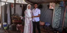 La vita va avanti, giovani coppie palestinesi si sposano in tenda a Gaza