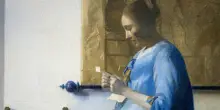 Il capolavoro di Vermeer "Donna in blu che legge una lettera" in mostra a Roma