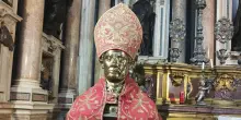 Entra nel duomo di Napoli e prende la mitria di San Gennaro, arrestato