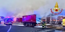 Vasto incendio a Milano, pericolo esplosione per 2 container bici elettriche