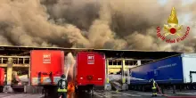 Incendio in un capannone, alta colonna di fumo a Milano