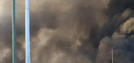Operazioni complesse per spegnere vasto incendio a Milano, nessun ferito