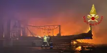 Vasto incendio a Milano, per precauzione anche oggi finestre chiuse. Aperta una inchiesta