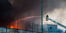 Maxi rogo a Milano, la Dda indaga per incendio doloso