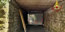 Ingannato dal navigatore, roulotte incastrata in un sottopassaggio a Trieste