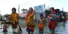 'Frana su un campo profughi in Bangladesh uccide 7 bambini e un insegnante'