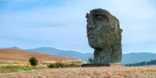 A Lajatico monumentale Tindaro Screpolato di Mitoraj si sposta in collina