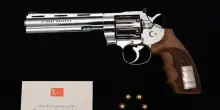 Erdogan regala pistola personalizzata a leader, Ursula von der Leyen cede l'arma a un museo militare