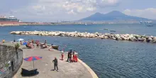 Cadavere di un uomo tra gli scogli del Lungomare di Napoli