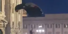 Paracadutista con i colori della Palestina si lancia dal Duomo di Milano, bloccato