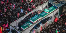 L'ultimo saluto a Khamenei, i raid non fermano la sepoltura