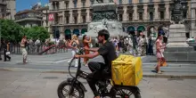 A Milano rider in piazza, 'ammortizzatori sociali per lo stop nelle ore calde'