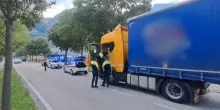 Autista tir non riconosce autorit&agrave; italiana e blocca una strada