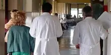 Precipita per dieci metri in un palazzo, grave una bambina di 5 anni