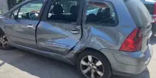 Campi Flegrei, coniugi in auto colpiti da un masso: tragedia sfiorata
