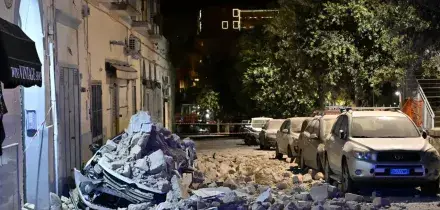 Terremoto - Prosegue lo sciame sismico ai Campi Flegrei, decine di scosse