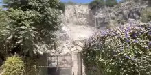 Campi Flegrei, frana da una parete di roccia a Pozzuoli
