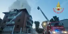 Incendio in appartamento in Brianza, uomo si lancia nel vuoto e muore