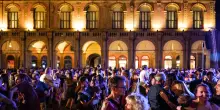 Una festa di musica e ballo in piazza a Bologna per salutare il Ferragosto