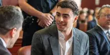 Mangione in tribunale a Ny, potrebbe dichiararsi colpevole delle accuse federali