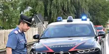 Sorprende i ladri in casa nel Pavese, li insegue e loro lo travolgono con un Suv